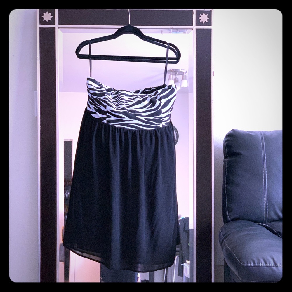 Tube top dress with zebra pattern on the bust